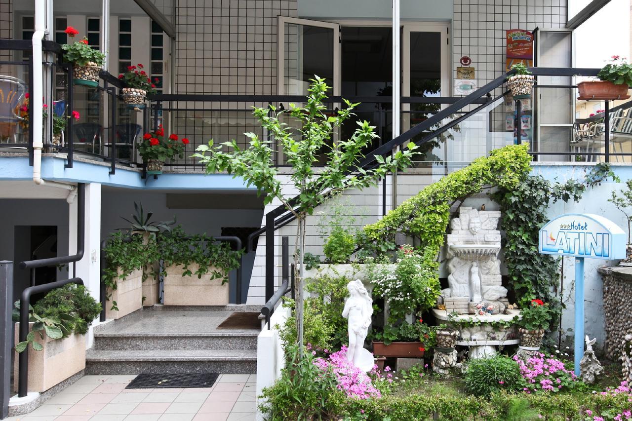 Hotel Latini Rímini Exterior foto